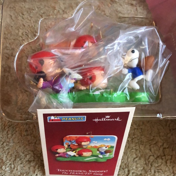 Hallmark Peanuts Gang Touchdown - Picture 3 of 3